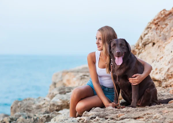 Femme avec son chien — Photo