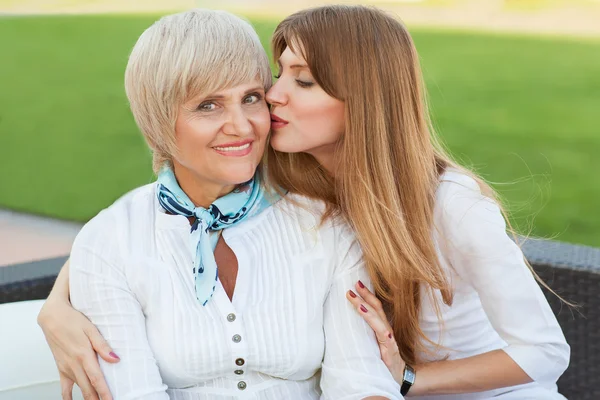 Vuxen mor och dotter — Stockfoto