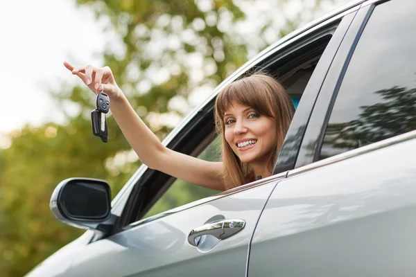 Kaukasiska bil driver kvinnan ler — Stockfoto