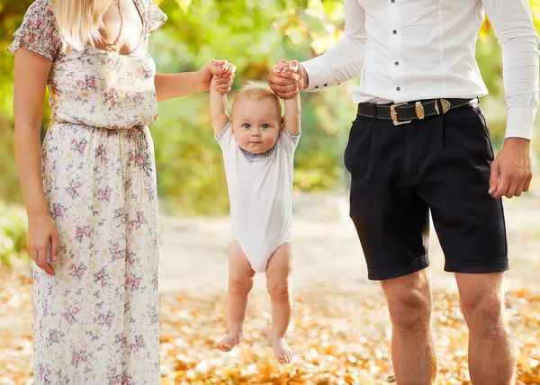 Gelukkig jong gezin — Stockfoto