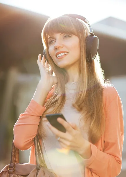 Young beautiful girl listening to MP3 player — Stock Photo, Image