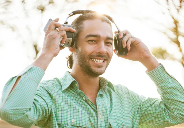 Hipster junger Mann hört Musik — Stockfoto