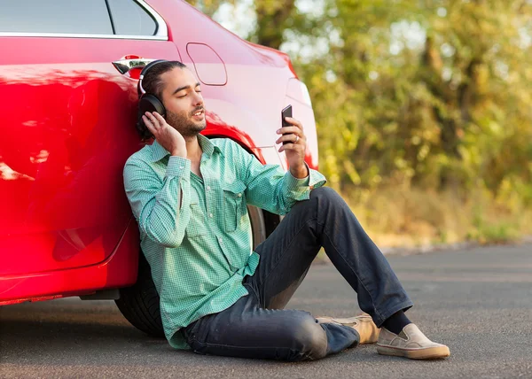 Chico escuchando música — Foto de Stock