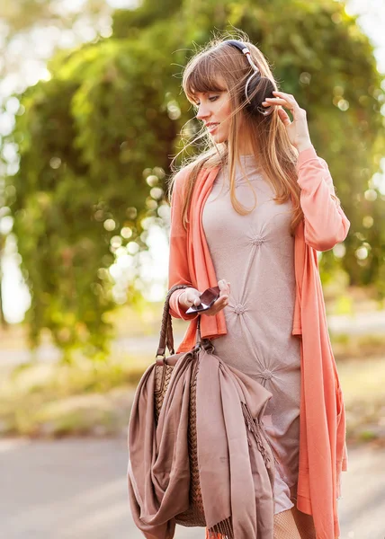 Joven hermosa chica escuchando reproductor de MP3 — Foto de Stock