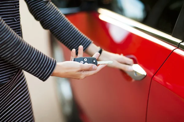 Beautiful young girl with car key in hand — Stock Photo, Image