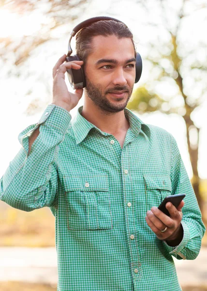 Guy listening to player — Stock Photo, Image