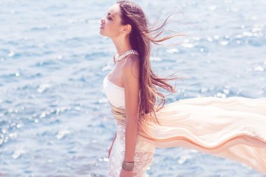 Denizde bir kızın moda portre