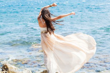Denizde bir kızın moda portre