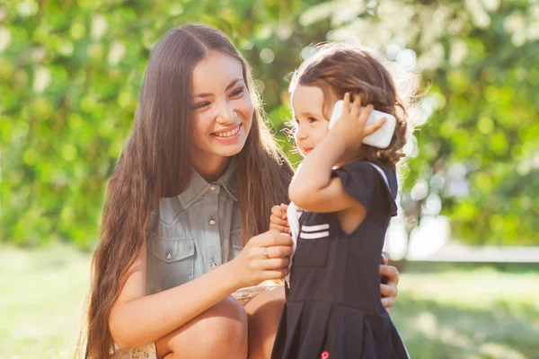 Mor och dotter promenader i parken — Stockfoto