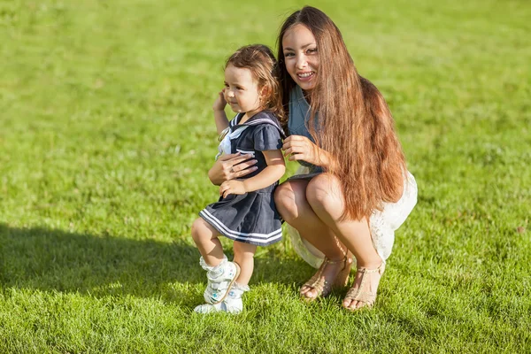 Moeder en dochter in het park gelukkig — Stockfoto