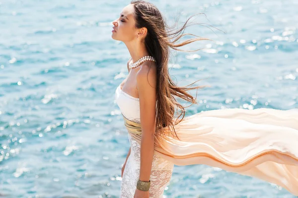 Retrato de moda de uma menina no mar — Fotografia de Stock