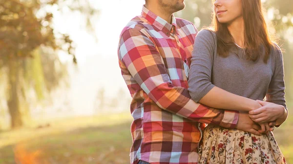 Joven pareja en amor al aire libre — Foto de Stock