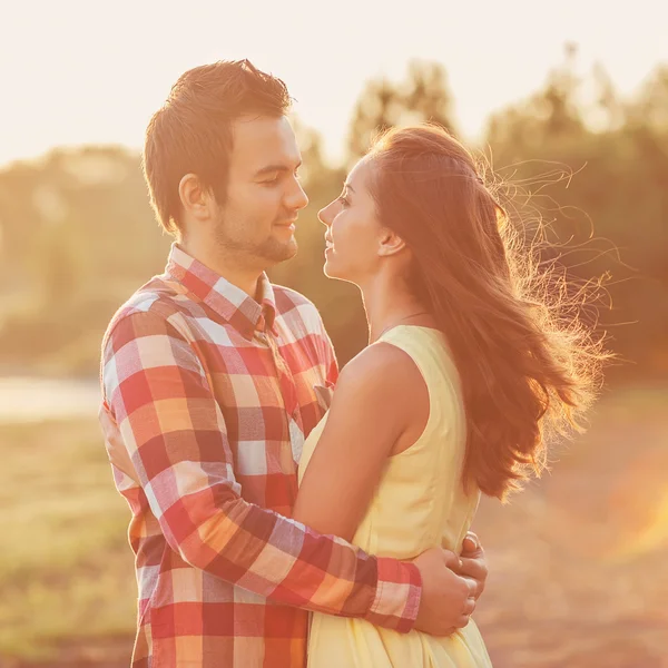 Jeune couple amoureux en plein air — Photo