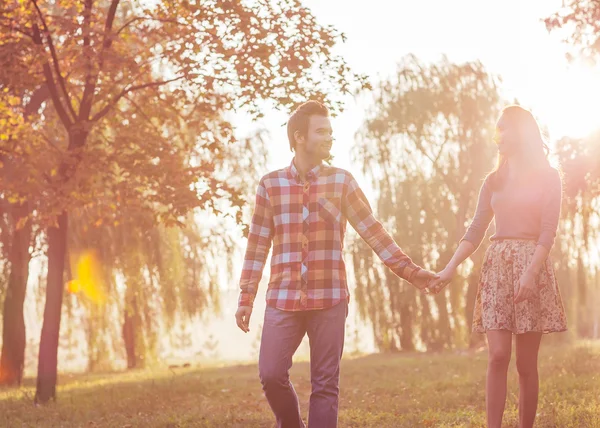 Jong paar in liefde outdoor — Stockfoto