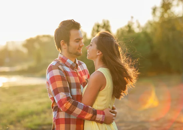 Jeune couple amoureux en plein air — Photo