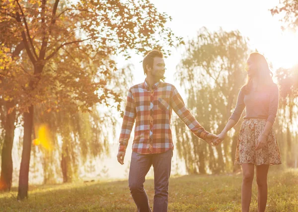 Jeune couple amoureux en plein air — Photo