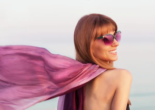 Mode flicka med en lila halsduk — Stockfoto