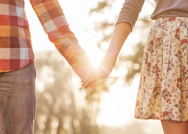 Jeune couple amoureux en plein air — Photo