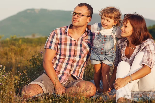 Mutlu aile dışarıda eğleniyor ve gülümsüyor. — Stok fotoğraf