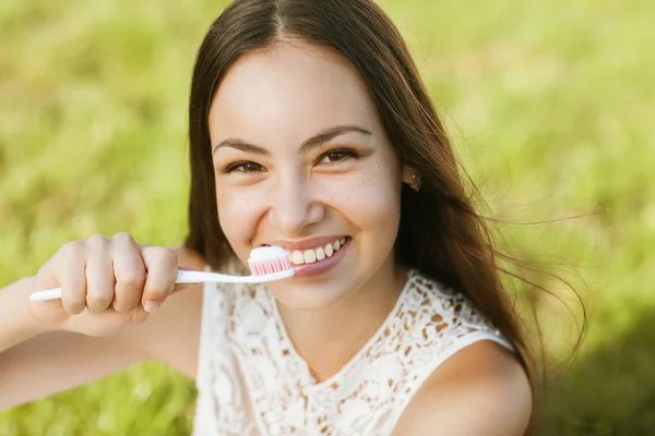 Bella ragazza spazzolando i denti — Foto Stock