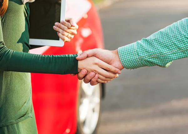 Business handshake per chiudere l'affare dopo l'acquisto di una macchina — Foto Stock