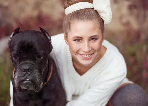 Coussin fille avec un chien dans le parc d'automne — Photo