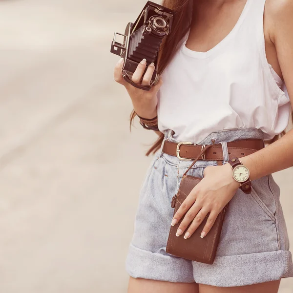 Κορίτσι με μια παλιά ρετρό φωτογραφική μηχανή. Hipster στυλ. — Φωτογραφία Αρχείου
