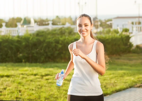 Coureuse - femme qui court en plein air pour courir un marathon. Beau. — Photo