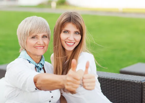 Vuxen mor och dotter visar ok — Stockfoto