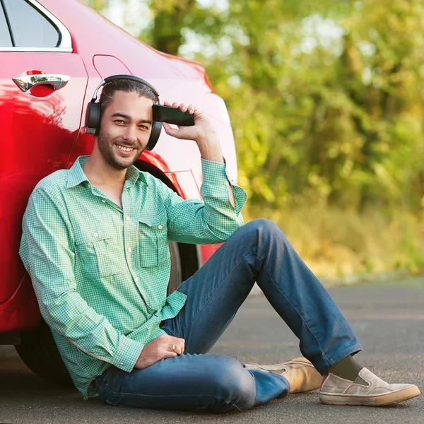 Porträt eines halbwüchsigen Jungen, der im Freien mp3-Player hört — Stockfoto