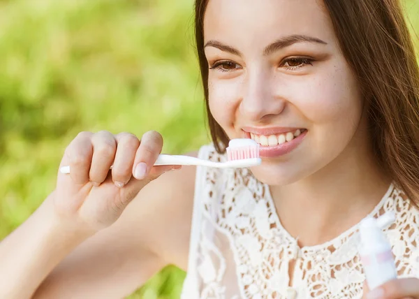 Hembra con cepillo de dientes — Foto de Stock