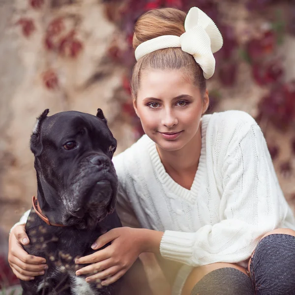 Gadis fashion dengan anjing tertawa di taman musim gugur — Stok Foto