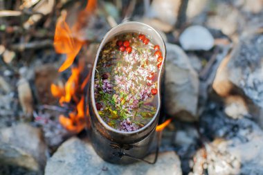 Açık havada çay hazırlanması