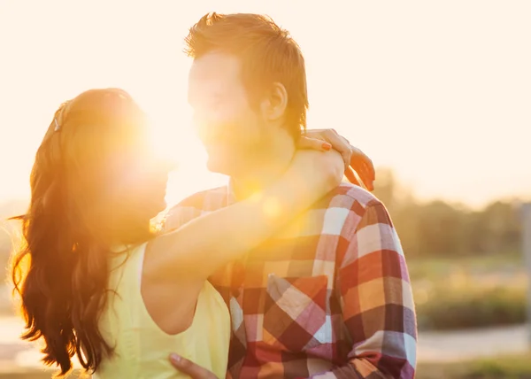 Joven pareja en amor al aire libre — Foto de Stock