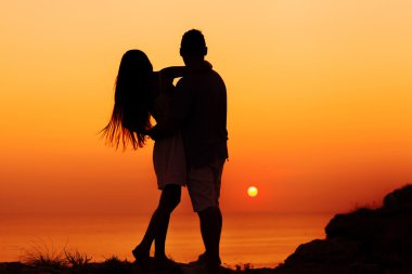 Resim gün batımında aşık iki insan