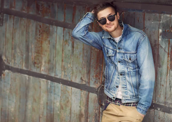 Chico guapo con gafas y un peinado de moda . — Foto de Stock