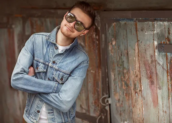 Beau mec avec des lunettes et une coiffure à la mode . — Photo