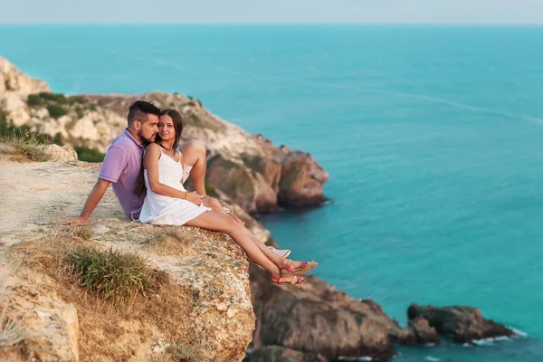 Jonge gelukkig Sex tussen verschillendre rassen couplesitting op een berg — Stockfoto