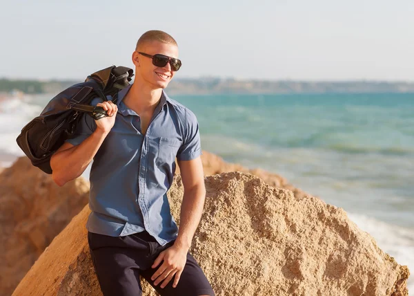 Trendiga perfekt kropp kille poserar på stranden — Stockfoto