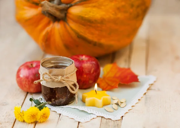 Obst und Gemüse mit Kürbissen im herbstlichen Stillleben — Stockfoto