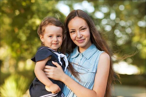 Retrato de mamá y su hija al aire libre en emociones reales — Foto de Stock