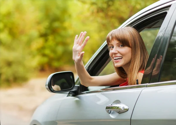 Caucasiano carro motorista mulher sorrindo — Fotografia de Stock