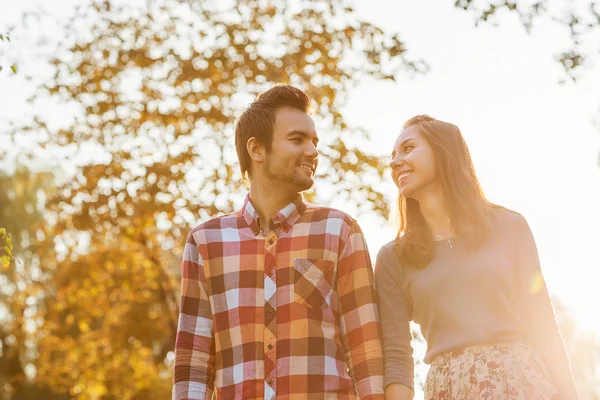 Jeune couple amoureux — Photo