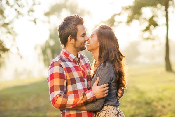 Jovem casal apaixonado — Fotografia de Stock