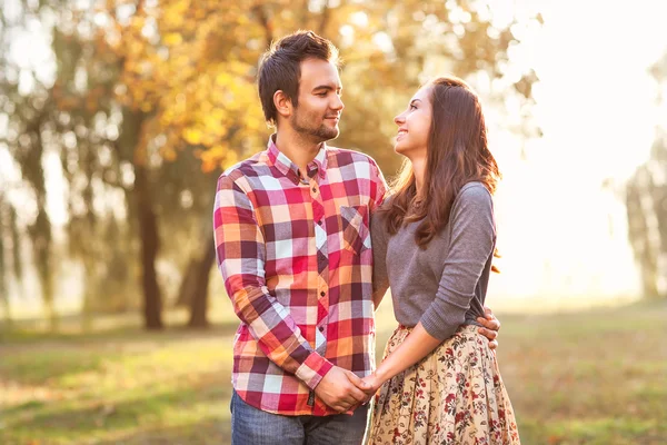 Jovem casal apaixonado — Fotografia de Stock