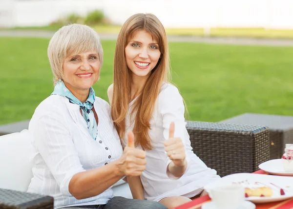 Mamá y su hija. — Foto de Stock