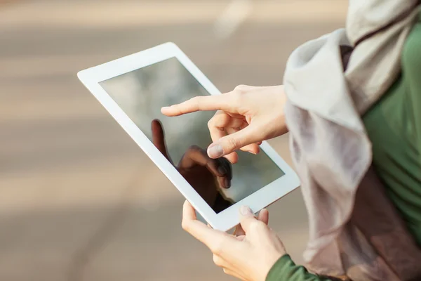 Holding digital tablet, closeup — Stock Photo, Image