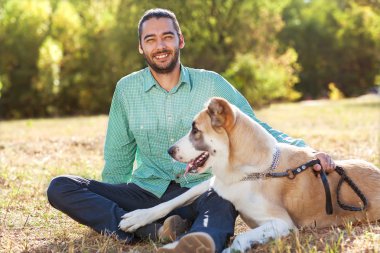 adam ve çoban Parkta yürümek.