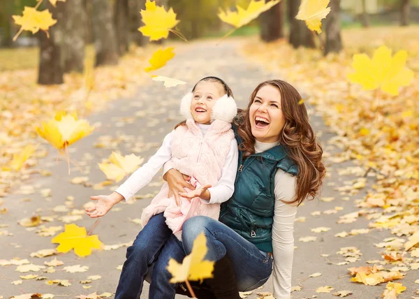 Mother and daughter in the autumn park — Stock Photo, Image