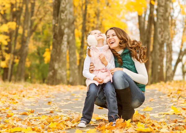 Madre e hija en el parque de otoño — Foto de Stock